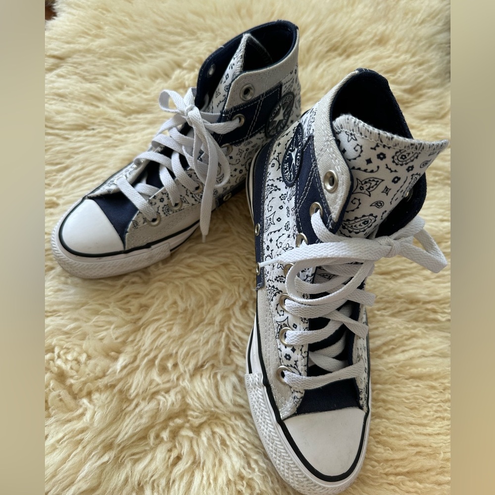 Converse Chuck Taylor All Star High Top Blue/White PaisleyPatchwork. Size 6.0